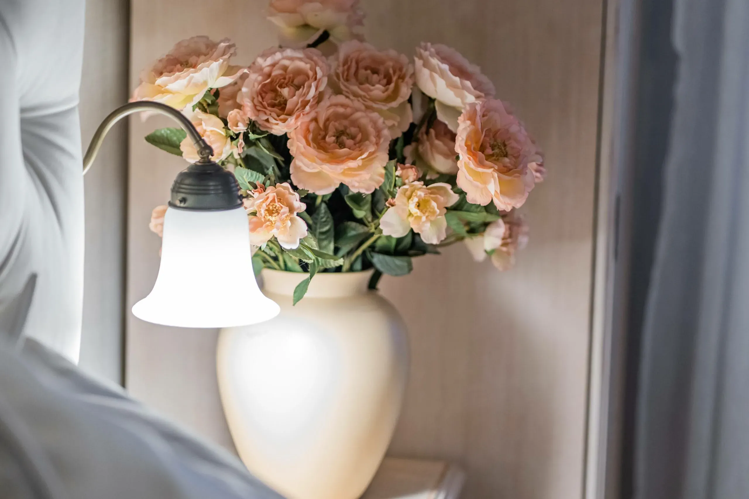 Eine Nahaufnahme eines Blumenstraußes, der auf einem Nachttisch in einer Vase steckt in einem der Hotelzimmer der Hohlebach Mühle.