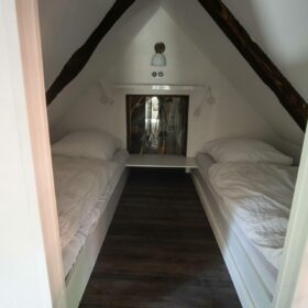 Schlafbereich unterm Dach mit zwei Einzelbetten