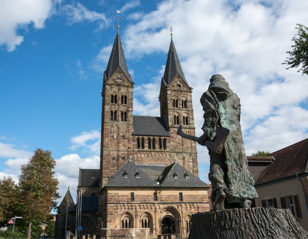 Der Dom der kleinen deutschen Stadt Fritzlar mit der Statue