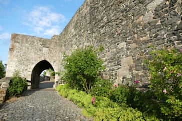 Die Burgmauer mit Durchgang der Hohenburg