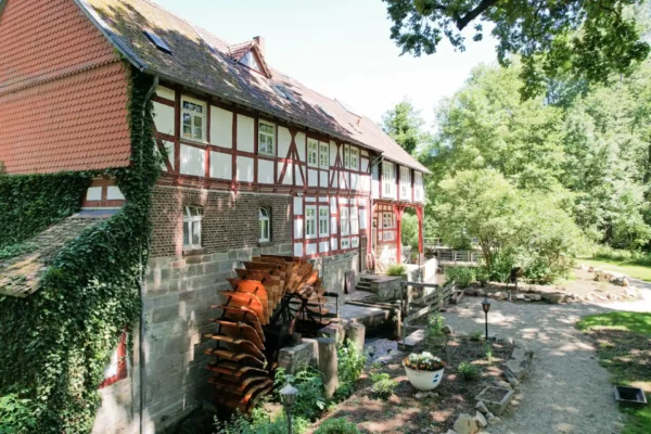 Hohlebach Mühle - Eine alte historische Mühle, die als Hotel eingesetzt wird. Drohnenfoto über dem Mühlenrad.